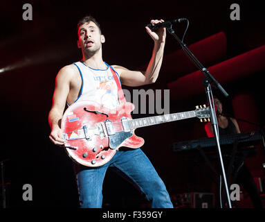 Sep 13, 2015 - Raleigh, Caroline du Nord), USA - Musicien Jack Antonoff de la bande les gradins se produit sur scène dans le cadre de la G105 Shin Dig qui ont eu lieu à Walnut Creek Amphitheatre situé à Raleigh. Copyright 2015 Jason Moore. © Jason Moore/ZUMA/Alamy Fil Live News Banque D'Images