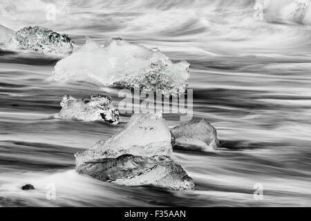 Les vagues sur des morceaux de glace sur Jokulsarlon glacial lagoon, Iceland Banque D'Images