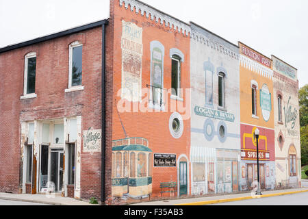 Les bâtiments avec peintures murales dans le centre-ville de Frankfort, IN, USA Banque D'Images