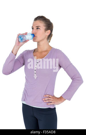 Belle jeune femme de l'eau potable Banque D'Images