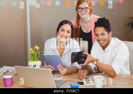 Les gens d'affaires avec caméra working in office Banque D'Images