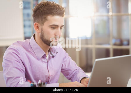 Serious businessman working on laptop Banque D'Images