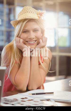 Portrait of smiling businesswoman wearing hat Banque D'Images