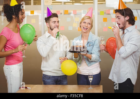 Collègues bénéficiant d'anniversaire Banque D'Images