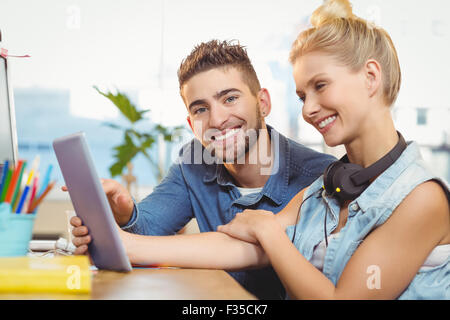 Employé avec collègue using digital tablet Banque D'Images