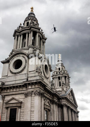 Un hélicoptère Chinook, vole au-dessus de la Cathédrale St Paul à Londres Banque D'Images