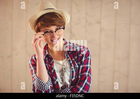 Jolie rousse tenant son lunettes de lecture Banque D'Images