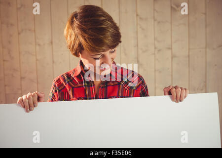 Pretty young woman holding sign Banque D'Images