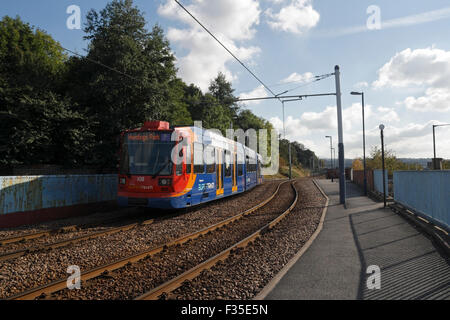 Supertram Sheffield sur rails. Metro transport urbain, réseau de trains légers lignes ferroviaires de l'Angleterre Banque D'Images