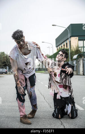 Deux hommes zombies debout dans ville vide street looking at camera Banque D'Images