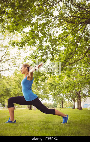 Side view of woman doing stretching exercice Banque D'Images
