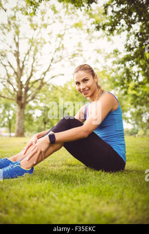 Full Length portrait of woman exercising on grass Banque D'Images