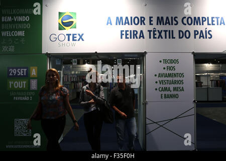 Sao Paulo, Brésil. Sep 29, 2015. Personnes visitent le rendez-TEX Afficher : Les produits textiles de la Foire internationale du commerce, à Sao Paulo, Brésil, le 29 septembre, 2015. Selon les organisateurs, le rendez-TEX se tiendra du 29 septembre au 1 octobre, 2015, et réunit plus de 161 exposants en provenance du Bangladesh, Brésil, Chine, Italie, Pakistan, Pérou et Singapour, entre autres. Credit : Rahel Patrasso/Xinhua/Alamy Live News Banque D'Images