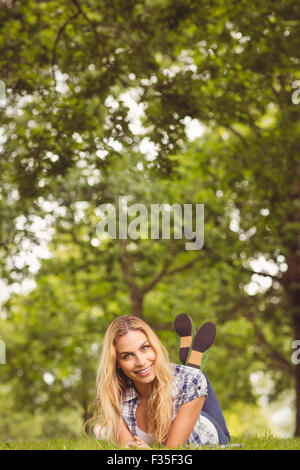 Portrait of happy woman lying on face Banque D'Images