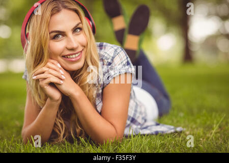 Full Length portrait of smiling young woman at park Banque D'Images