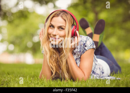 Full Length portrait of smiling woman listening to music Banque D'Images