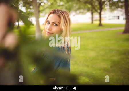 Magnifique Portrait de femme debout par tree Banque D'Images