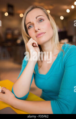 Young woman in cafe Banque D'Images