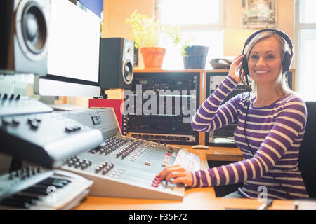 Animateur de radio à l'aide de sound mixer Banque D'Images