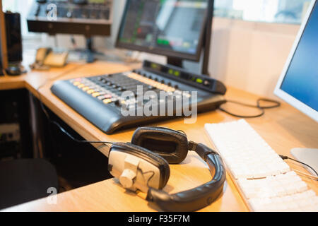 Close-up d'un casque d'écoute sur 24 Banque D'Images