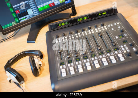 Mélangeur de son bureau à la station de radio en Banque D'Images