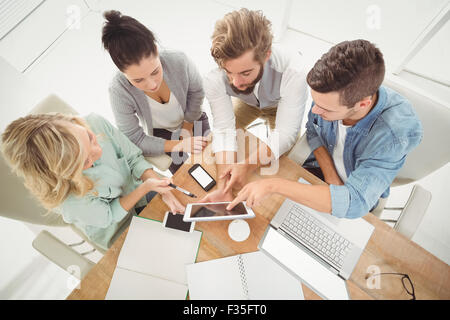 Vue aérienne de gens d'affaires with digital tablet Banque D'Images