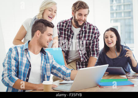 Happy business people working on laptop Banque D'Images