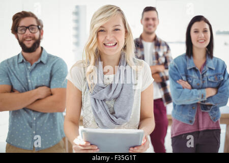Portrait of smiling businesswoman holding digital tablet Banque D'Images