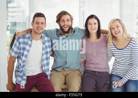 Portrait of business people avec bras autour de Banque D'Images