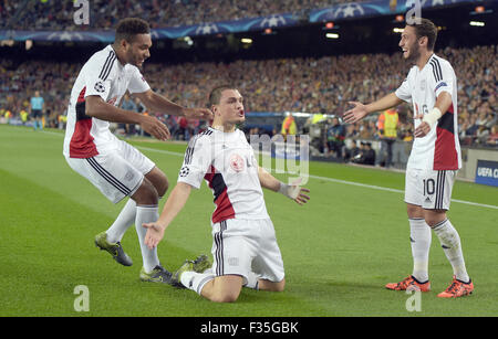 Barcelone, Espagne. Sep 29, 2015. Leverkusen ?s Jonathan Tah Glao (L-R), Kyriakos Papadopoulos et Hakan Calhanoglu célèbre après avoir marqué le 1:0 au cours de l'UEFA Champions League Groupe E match aller match de football entre le FC Barcelone et le Bayer 04 Leverkusen au Camp Nou à Barcelone, Espagne, 29 septembre 2015. Photo : Federico Gambarini/dpa/Alamy Live News Banque D'Images