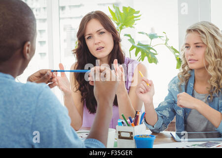 Thoughtful business people working at desk Banque D'Images