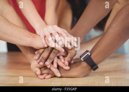 Les gens mettent leurs mains ensemble Banque D'Images