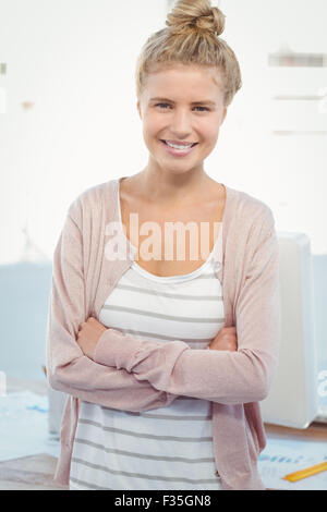 Portrait of smiling woman with arms crossed Banque D'Images