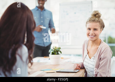 Portrait of smiling woman with coworker Banque D'Images