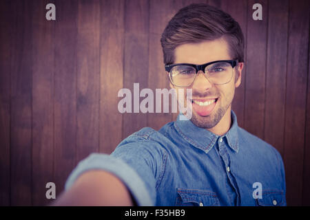 Portrait de hipster sticking out tongue Banque D'Images