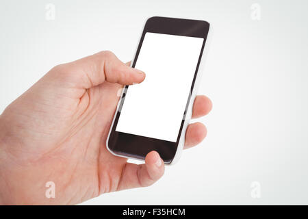 La main coupée de man using smartphone Banque D'Images