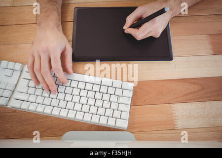 Homme avec tablette graphique de taper au clavier Banque D'Images