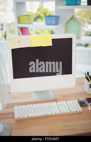 Les notes sur le moniteur de l'ordinateur de bureau Banque D'Images