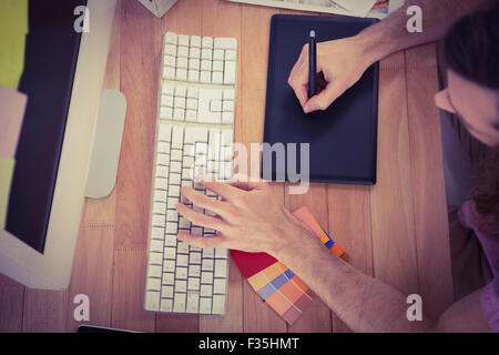 Portrait de l'homme de l'aide de tablette graphique et l'ordinateur Banque D'Images