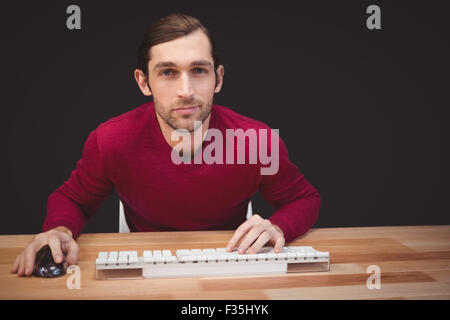 Portrait of creative businessman sitting at desk Banque D'Images