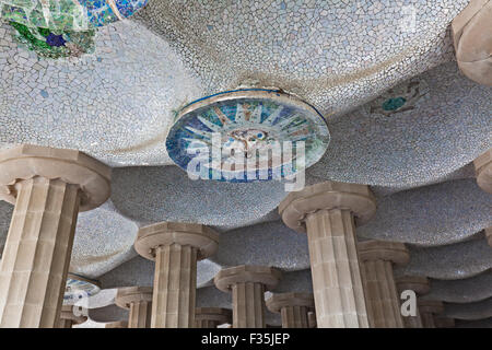 Le Parc Güell toit intérieur détail Gaudì building Banque D'Images