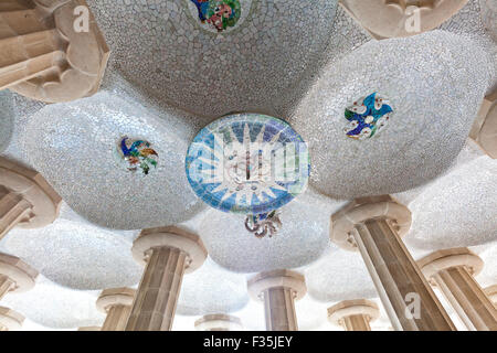 Le Parc Güell toit intérieur détail Gaudì building Banque D'Images