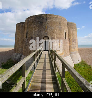 La tour Martello à Aldeburgh, dans le Suffolk a été fait partie d'une chaîne de défense des forts construits à l'époque napoléonienne. Banque D'Images