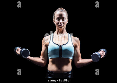 Portrait of man holding dumbbells Banque D'Images