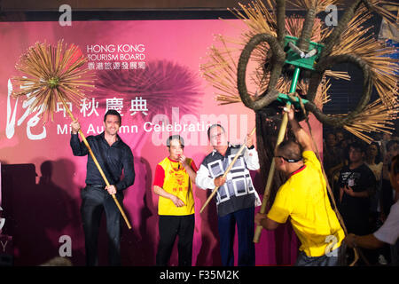 L'acteur Hugh Jackman assiste à Tai Hang Fire Dragon Dance Festival Festival à Kowloon Tong à pied le 28 septembre 2015 à Hong Kong/photo alliance Banque D'Images