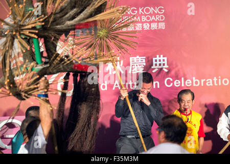 L'acteur Hugh Jackman assiste à Tai Hang Fire Dragon Dance Festival Festival à Kowloon Tong à pied le 28 septembre 2015 à Hong Kong/photo alliance Banque D'Images