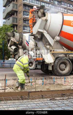 Les travailleurs commencent à moderniser le rond-point du nord à Elephant & Castle, Londres. Banque D'Images