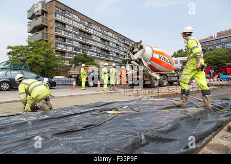 Les travailleurs commencent à moderniser le rond-point du nord à Elephant & Castle, Londres. Banque D'Images