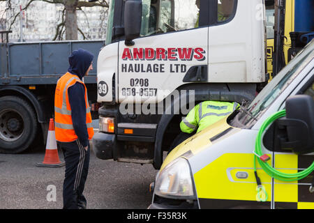 Transport for London's Task Force poids lourds mis en place un point de contrôle pour s'assurer que les poids lourds du véhicule à Londres sont conformes à la sécurité dema Banque D'Images