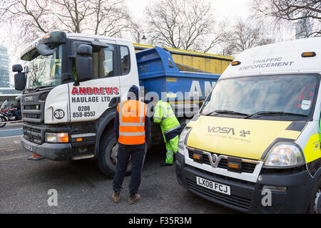 Transport for London's Task Force poids lourds mis en place un point de contrôle pour s'assurer que les poids lourds du véhicule à Londres sont conformes à la sécurité dema Banque D'Images